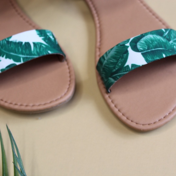 🚨LAST PAIR!!//The Ellsa// Palm print Sandal - Picture 4 of 5
